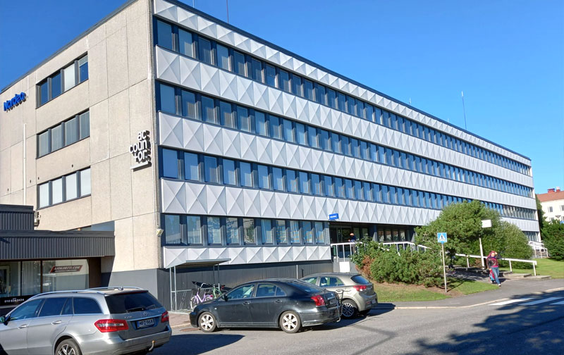 Loimaan virastotalo ikkuna-asennuksen jälkeen
